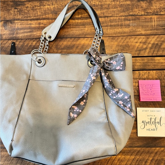 Steve Madden Gray Shoulder Bag Set with Floral Accent - Picture 2 of 8